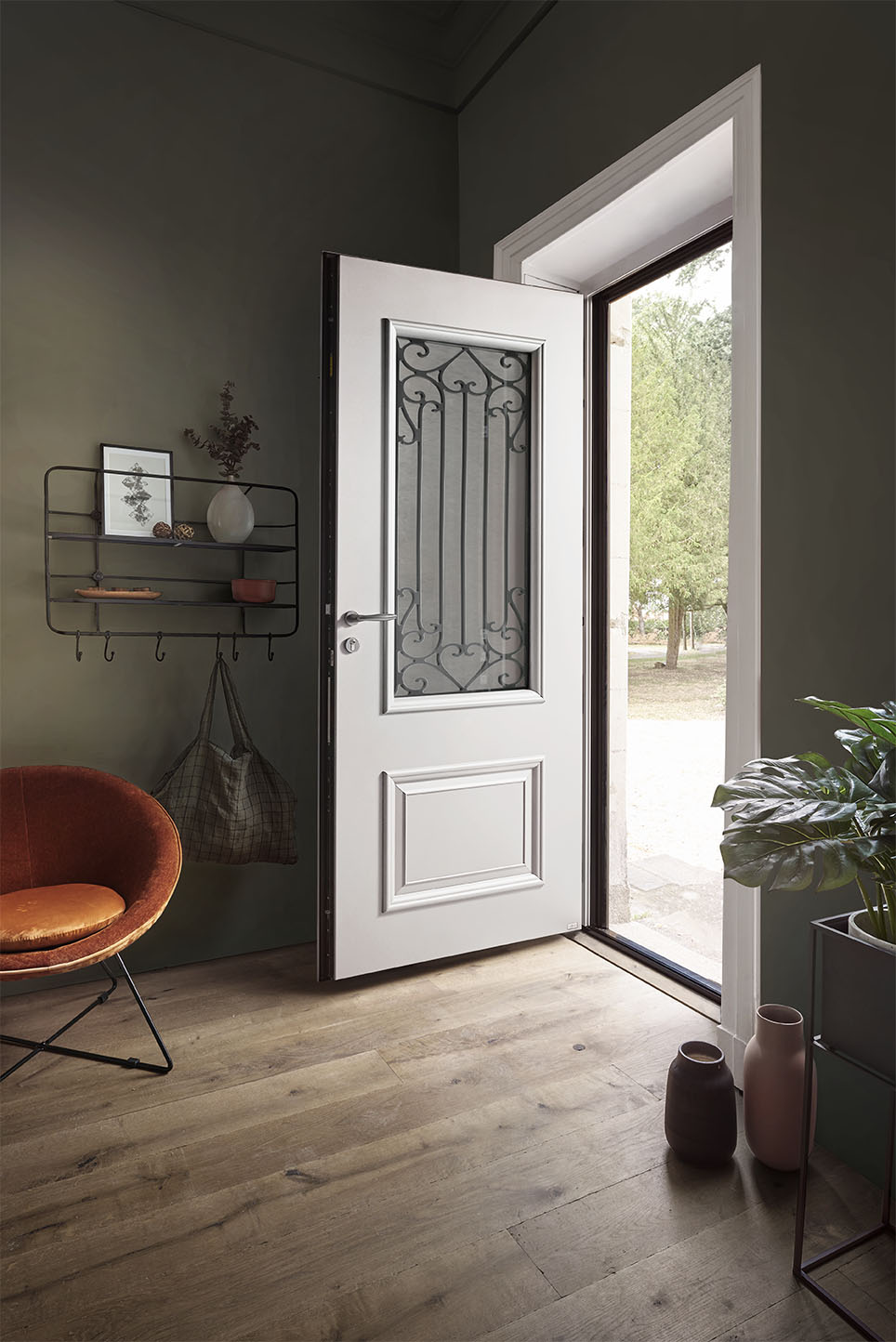 porte d'entrée au style classique dans une entrée de maison rénovée