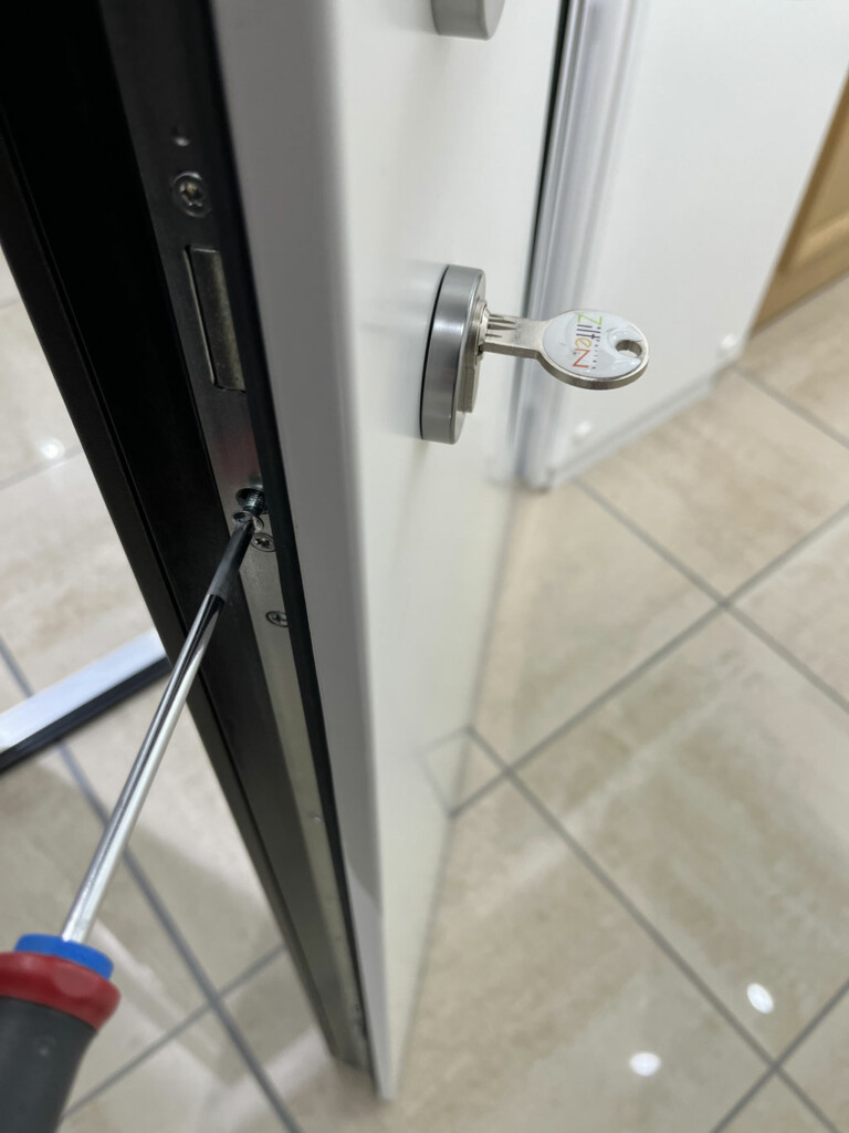 Comment changer un barillet de porte d'entrée ?