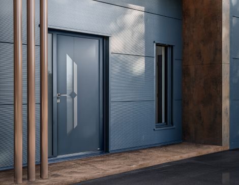 porte d'entrée aluminium gris anthracite sur une maison contemporaine