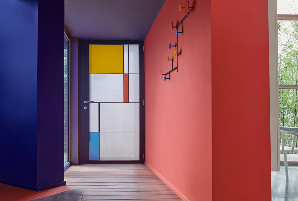 porte d'entrée grand vitrage colorée dans un intérieur de maison original