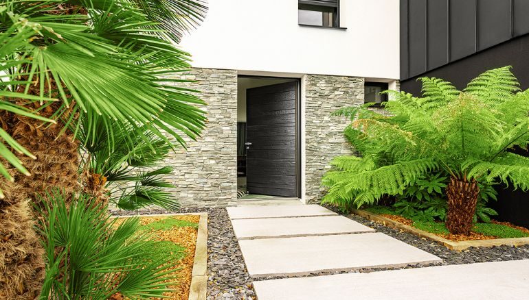 porte d'entrée en bois moderne nativ zilten sur une maison style architecte