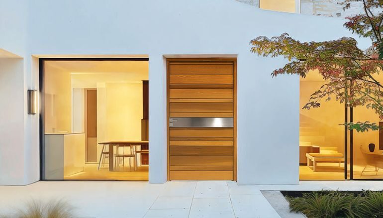 une maison de campagne au design moderne avec une porte d'entrée en bois moderne couleur miel en red cedar