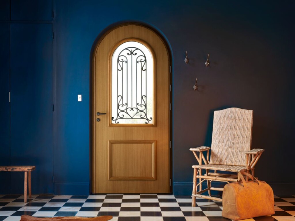 intérieur d'une maison avec une porte d'entrée style campagne