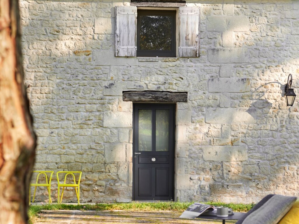 porte d'entrée style campagne modèle derby 1 sur une maison de campagne en pierre